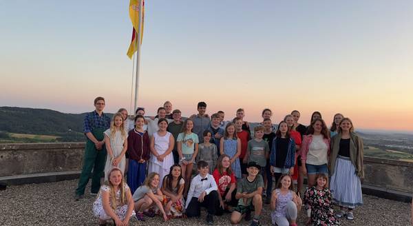 Gruppenbild vom Pfingstlager 2022, Kinder spielen und basteln