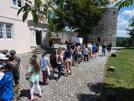 Quelle: SEJ, SEJUGEND OTTENAU, SEJUGEND OTTENAU Gruppenbild vom Pfingstlager 2022, Kinder spielen und basteln