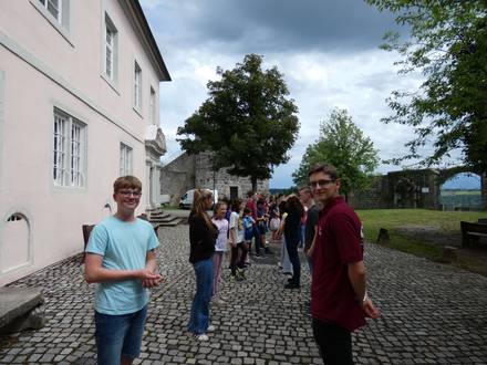 Quelle: SEJ, SEJUGEND OTTENAU, SEJUGEND OTTENAU Gruppenbild vom Pfingstlager 2022, Kinder spielen und basteln